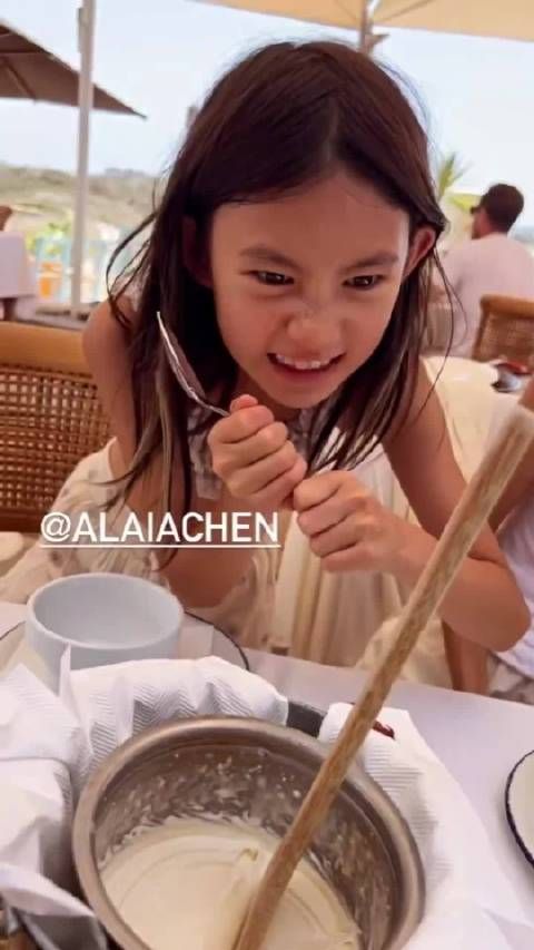 陈冠希秦舒培带女儿海边度假，秦舒培超模范儿足，8岁女儿Alaia好可爱！