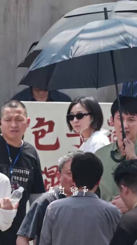 哇，黄boss遇见老戏骨～聊得蛮开心的嘛，景瑜脸上咋了？