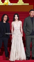 张子枫裸色露背长裙亮相上影节闭幕红毯