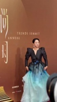 朱丹亮相时尚中国之夜红毯，状态蛮好的