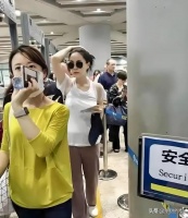 53岁王菲机场生图刷屏!腿比手臂细惊呆网友,状态无敌了!