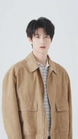 朱志鑫亮相Prada大秀演绎三套造型