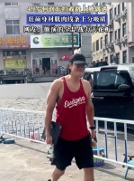 49岁何润东拍戏路上被偶遇，壮硕身材肌肉线条十分吸睛！0_0