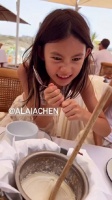 陈冠希秦舒培带女儿海边度假，秦舒培超模范儿足，8岁女儿Alaia好可爱！