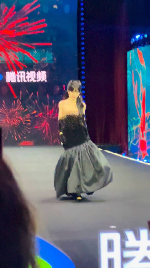 田曦薇红毯比心互动萌翻全场