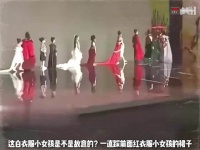 这白衣服小女孩是不是故意的？一直踩前面红衣服小女孩的裙子