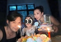严屹宽为女儿庆生，7岁小肉肉长成俏萝莉，一家三口全是高颜值