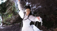 年少看不懂：小龙女失身后，喝水时为何要摘一朵花插在头上？