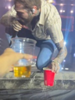 马龙演唱会舞台跌落未受伤