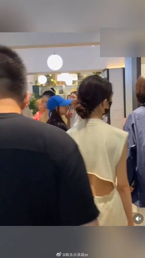 阿那亚偶遇孙莉母女，黄多多露腰裙好看