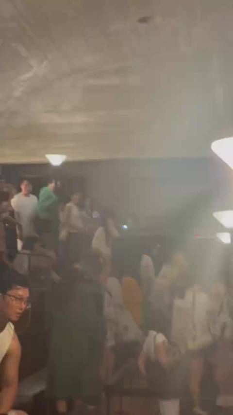 网友偶遇王珞丹祝绪丹阿那亚海边散步