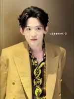 被吓到但还是爱凑热闹的小帅哥登场了…看热闹也不忘耍帅腾讯招商会 帅哥