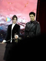 两张极具辨识度的面孔与红毯氛围完美契合，适配度满分！