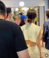 黄多多也去阿那亚了，网友拍到她后背露腰，妥妥的小蛮腰，身材真好！