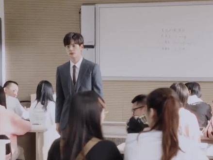 魏哲鸣新中式造型出圈，以爱为营热度攀升