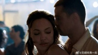 男女一起死里逃生，一起喝酒放松，然后开始干柴烈火
