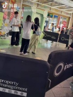 偶遇杨洁网红，现场全是迷妹排队拍照，疯狂追星