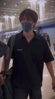 王安宇穿着人字拖回国，度假的松驰感溢出了屏幕