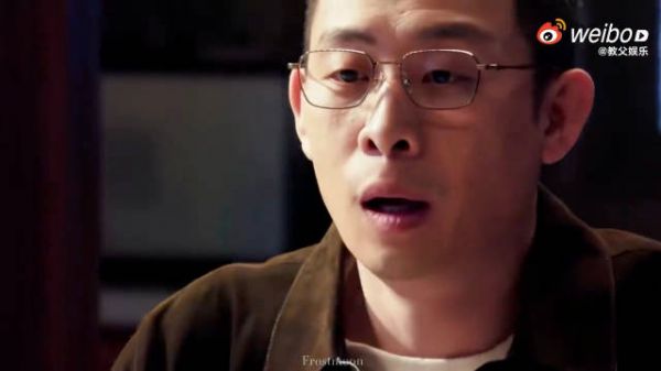 张译《以法之名》演洪亮反差萌,拧水瓶敬酒比心成搞笑名场面