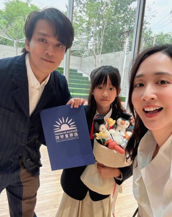陈晓东笑容灿烂。