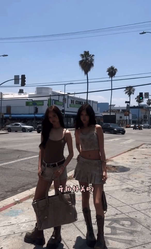 Jaden和考拉并肩行走。