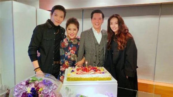 向佐一家三口与好友聚会，向芷受宠郭碧婷怀抱萌翻全场