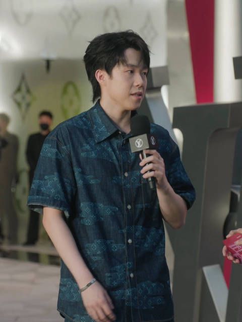 王楚钦亮相LV大秀,分享出行必备物品