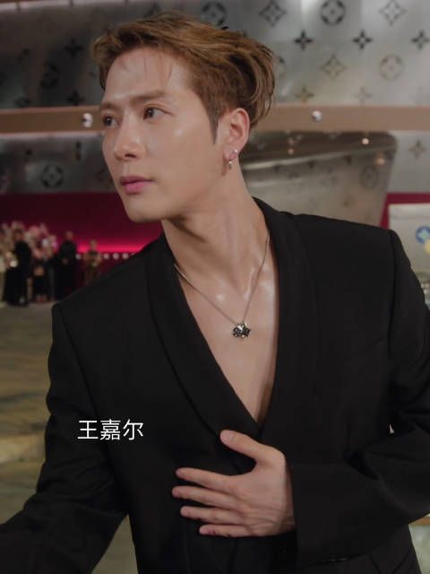 王嘉尔亮相LV大秀直播,称这个年纪不应放松