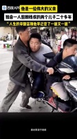 伟大的父亲，独自一人照顾两个残疾儿子二十多年！
