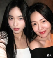 小S为二女儿Lily画展宣传，艺术传承从家庭开始
