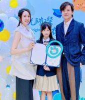 陈晓东西装革履现身女儿小学毕业典礼 状态年轻似哥哥