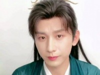 成毅直播献唱叮嘱粉丝别熬夜