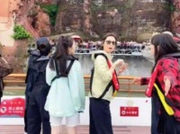 刘青云携太太同游乐山！郭蔼明被粉丝搂腰合照，毫无架子太接地气