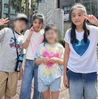 贾静雯女儿暑假出游，10岁咘咘长开没小时候漂亮，波妞自信抢镜！