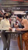 和美女扳手腕，大兄弟输的不亏