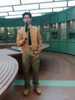 龚俊 LV大秀直播 逛展cut 俊俊带大家沉浸式逛展 龚俊黄色夹克造型星姐微博