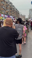 俺滴天呢 华晨宇逛夜市被偶遇了 这也太瘦了吧