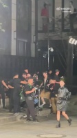 路人镜头直击周冬雨灿烂笑容展自然美