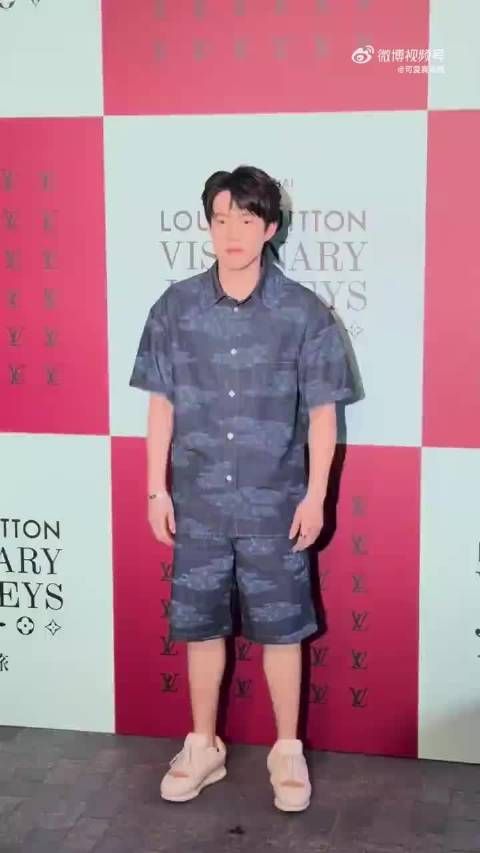王楚钦亮相LV大秀!来看看状态怎么样