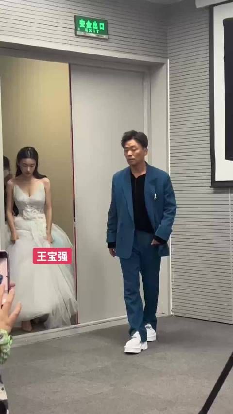 王宝强回应黄渤调侃,幽默化解尴尬