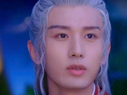 玄夜那一身红衣配上白发,还有那泡面头造型,简直绝了!