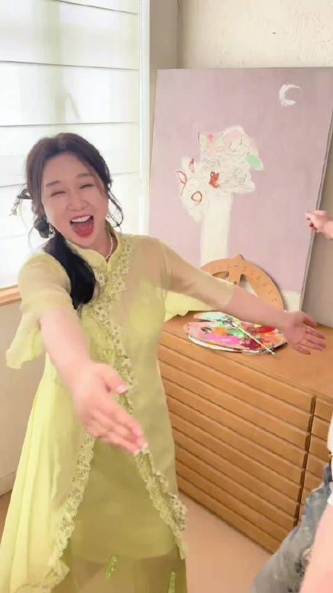 傅首尔与儿子合拍视频，多乐身高超妈妈一头