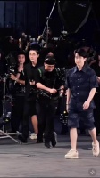 王楚钦亮相上海LV大秀，一身牛仔套装简约清爽 ﻿王楚钦