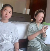 黄奕母女在马来西亚吃榴莲自助，12岁黄芊玲个子很高，但颜值一般