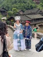 王祖蓝与李亚男在乌江，身穿苗族服装拍摄，王祖蓝一脸无奈的感觉