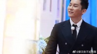 李晨不愧是大黑牛！ 肩膀肌肉穿着西服都能看到，完美型男