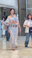 蒋欣一袭银光长裙像海洋皇后 期待好消息