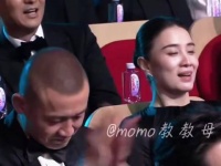 闫妮在宋佳获奖后第一时间送出了祝福，开心的笑容好显格局