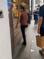 32岁杨采钰与老公香港逛街被偶遇，孕肚明显状态好，老公看起来年轻帅气