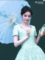 热巴挑眉这一下，真风情万种